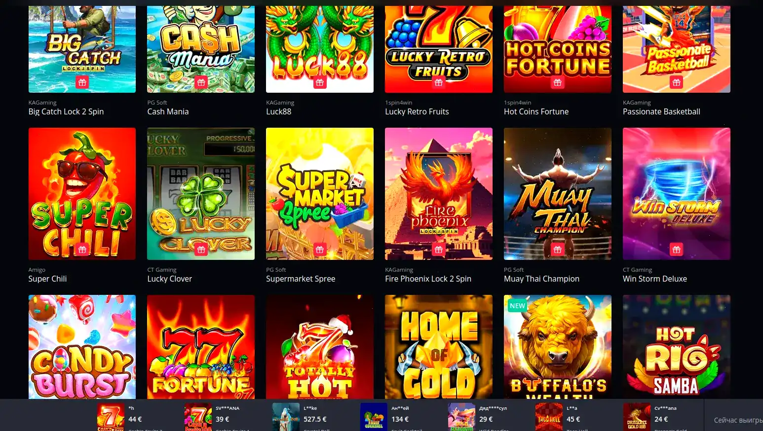 Дилер за столом live-казино Люкс